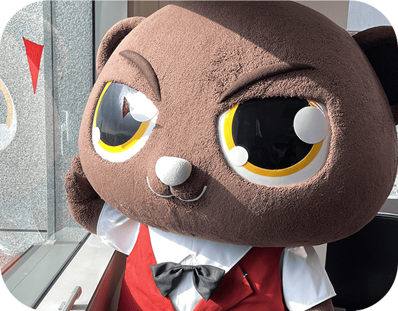 熊平安在窗戶往外看