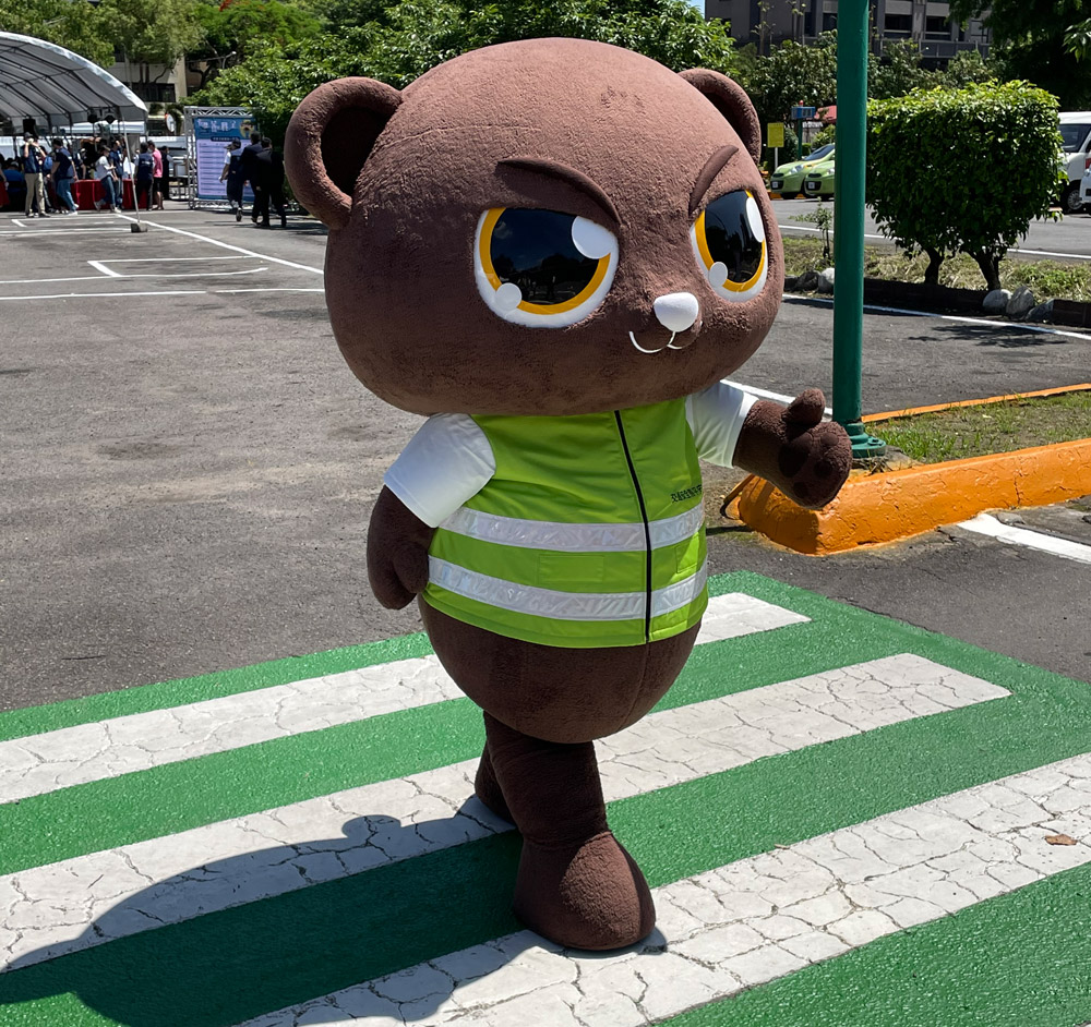 熊平安有乖乖走斑馬線