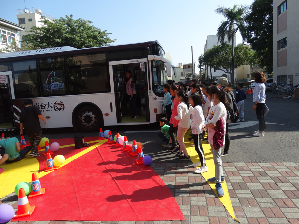 台南市警察局昨天到新營區新進國小宣導「內輪差」危險性