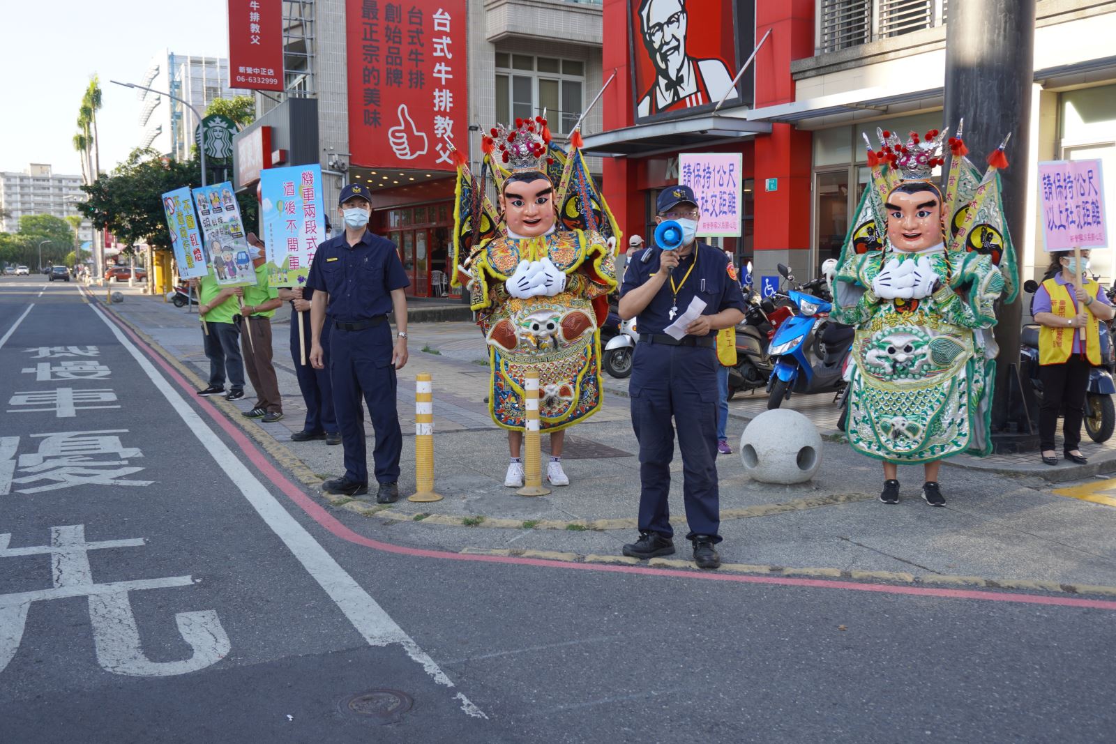 有看有保庇 三太子現身路口，要和波麗士一起告訴你「好好開車保平安」