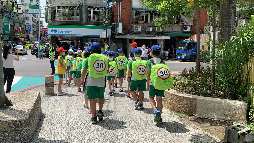 新北市自104年起在全巿國中小學周邊巷道全面實施限速30公里