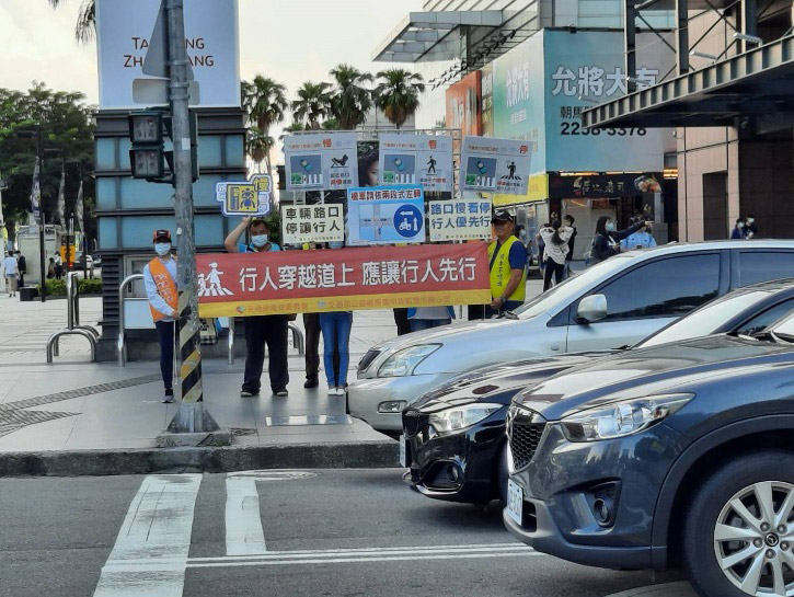 宣導汽車行經路口要遵守慢看停