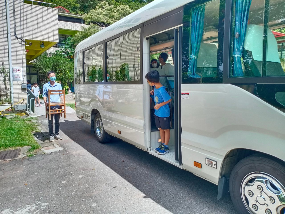 上、下車注意後方來車