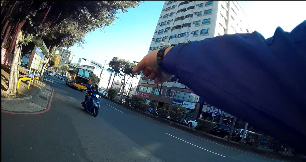 不聽制止或拒絕停車接受稽查而逃逸者，至少罰1-3萬元並吊扣駕駛執照六個月