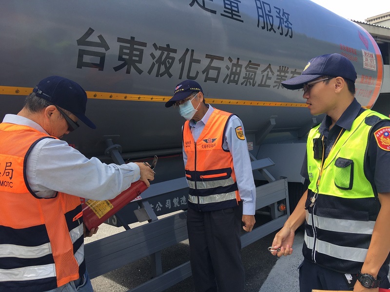 草埔森永隧道開放非管制大貨車通行，監理站排班稽查