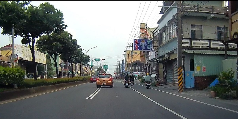 (圖1)跨越雙白實線變換車道