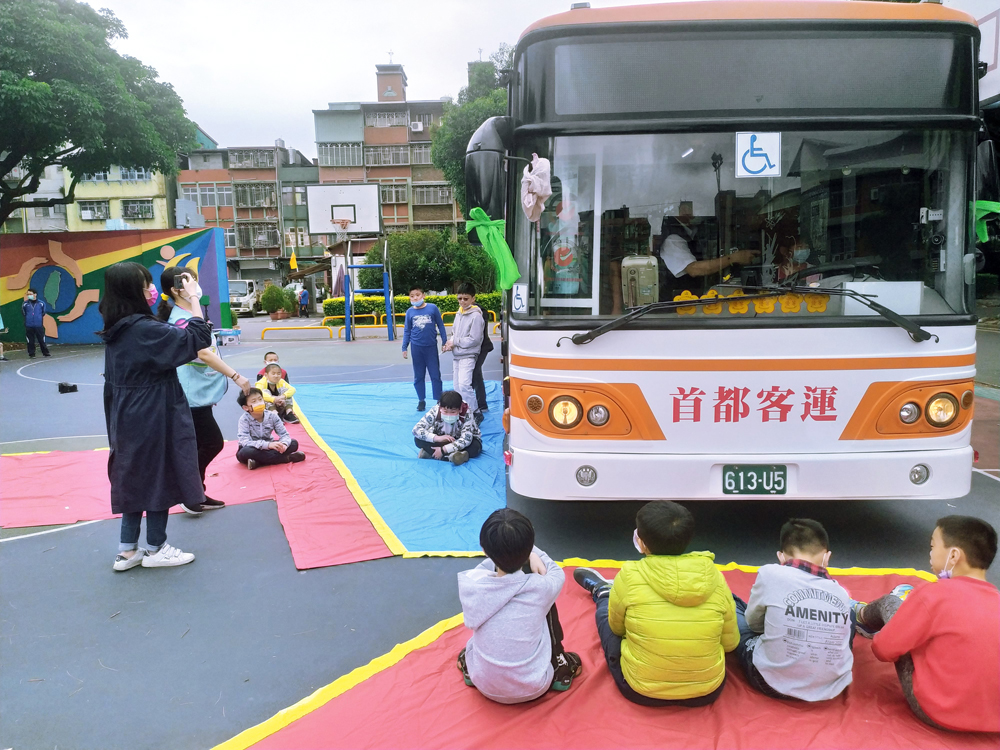 同學們體驗大型車內輪差與視野死角