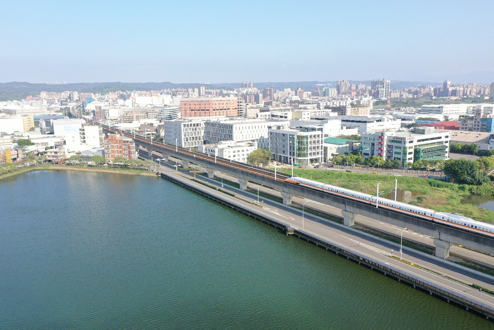 桃園高鐵橋下道路沿途風光