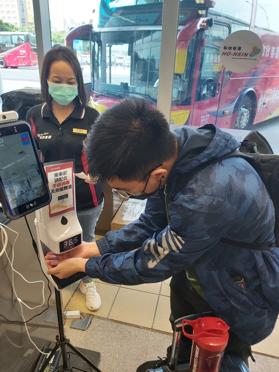 乘客量測體溫及消毒