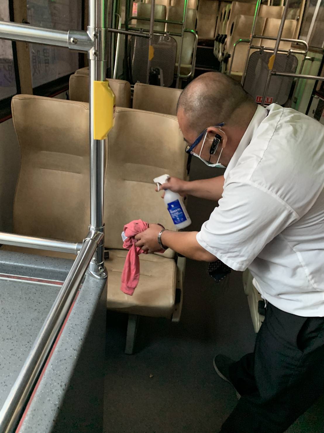 每日定時對所屬車輛及場站設備消毒