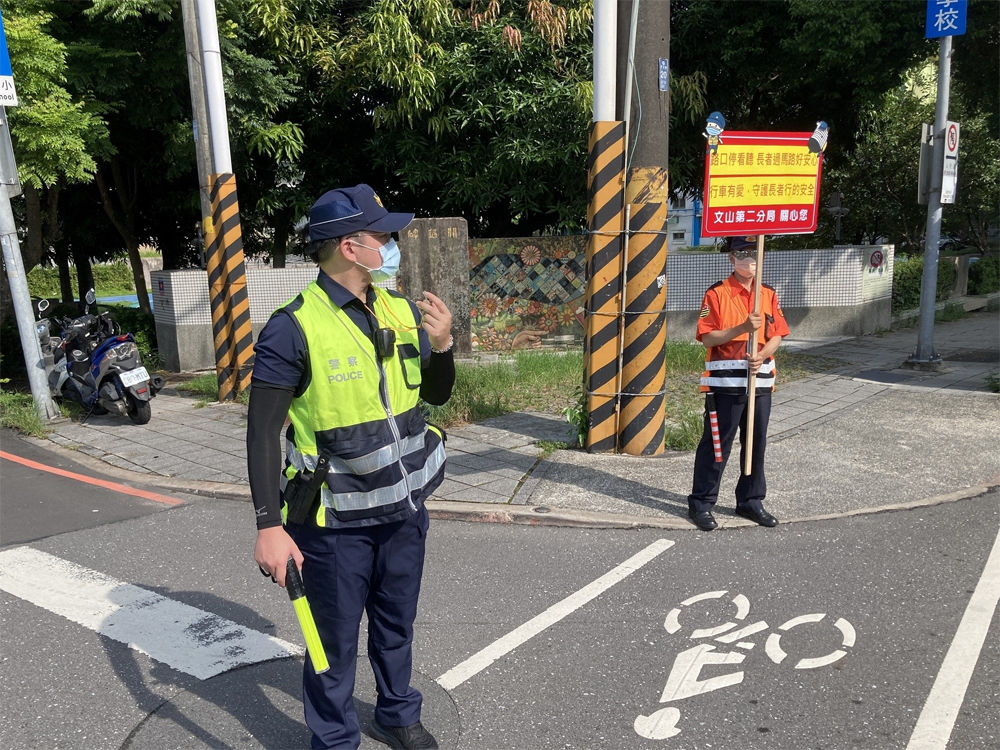 守護長者過馬路