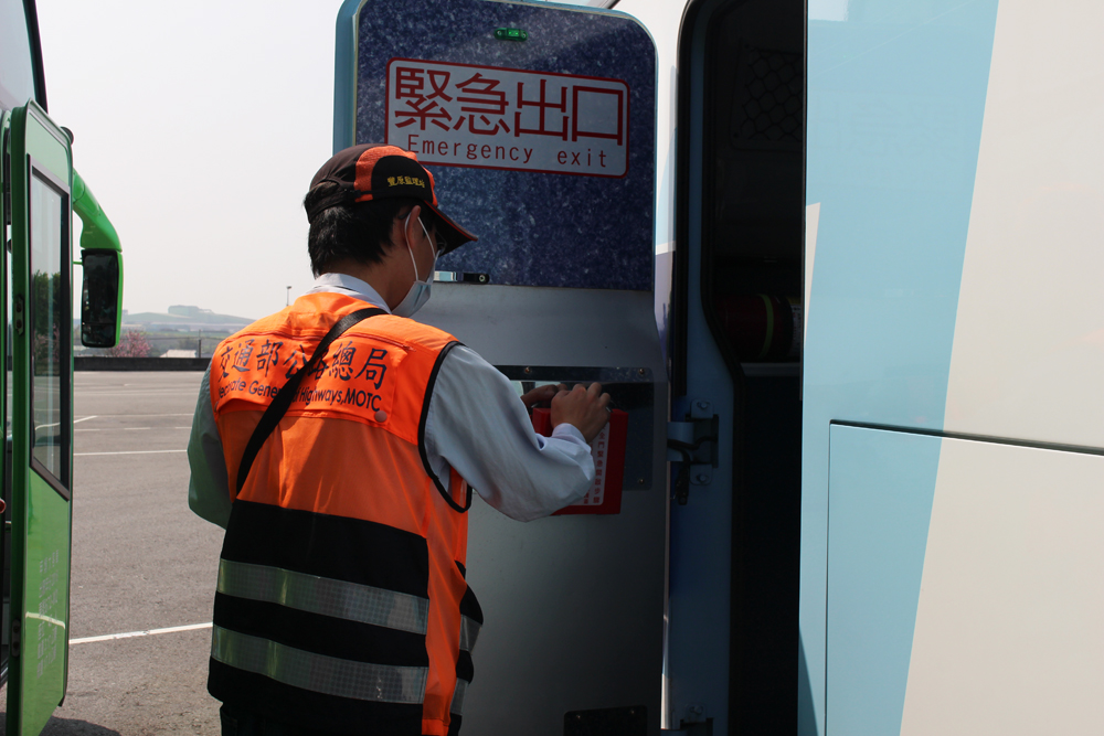 遊覽車安全門查核