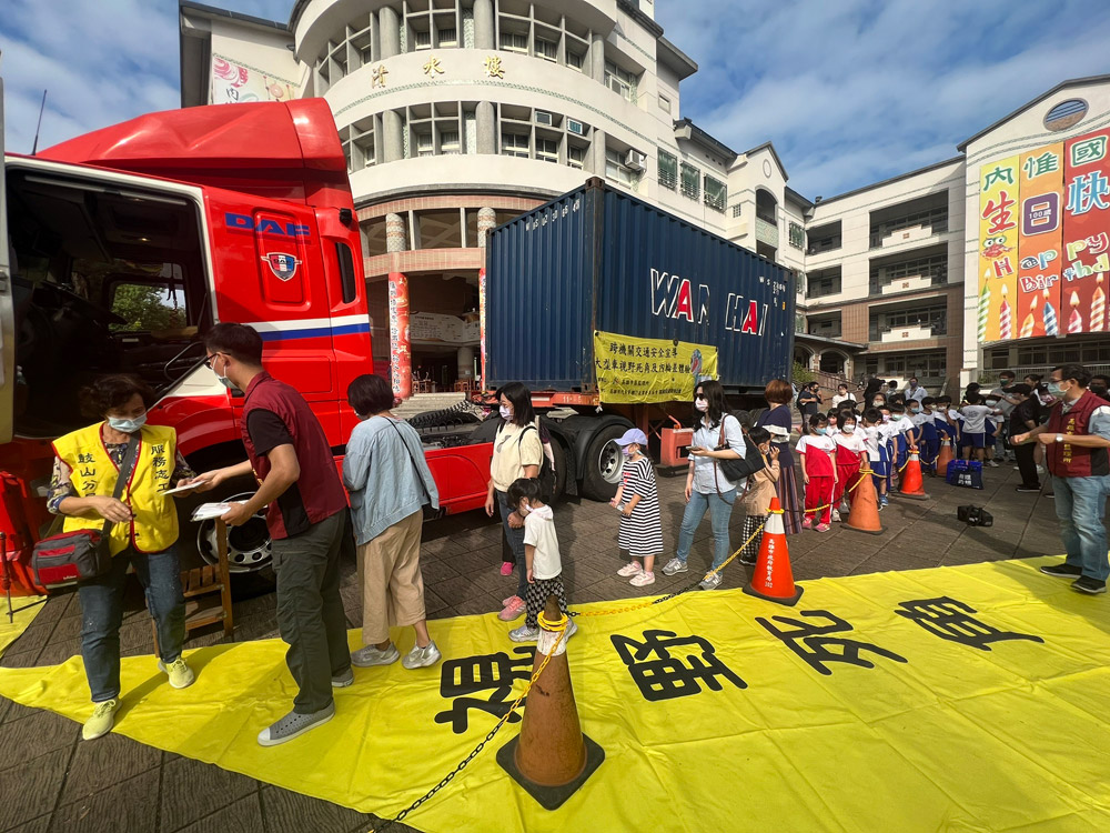 老師及同學登上駕駛座體驗，從大車駕駛高度觀察車外環境了解大型車「視野死角」的危險性