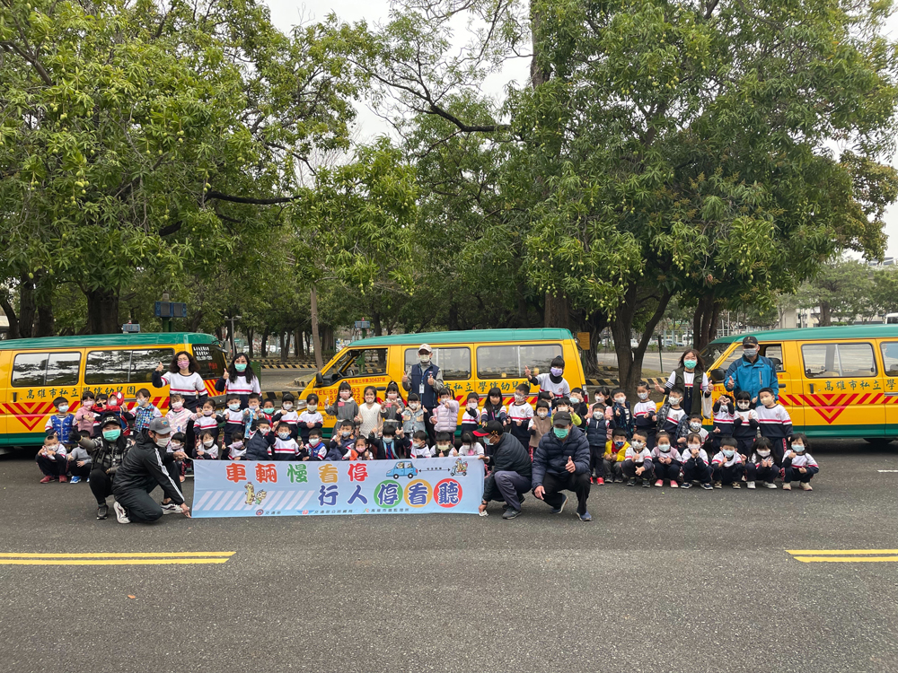 高雄市學儒幼兒園到高市所戶外教學大合照