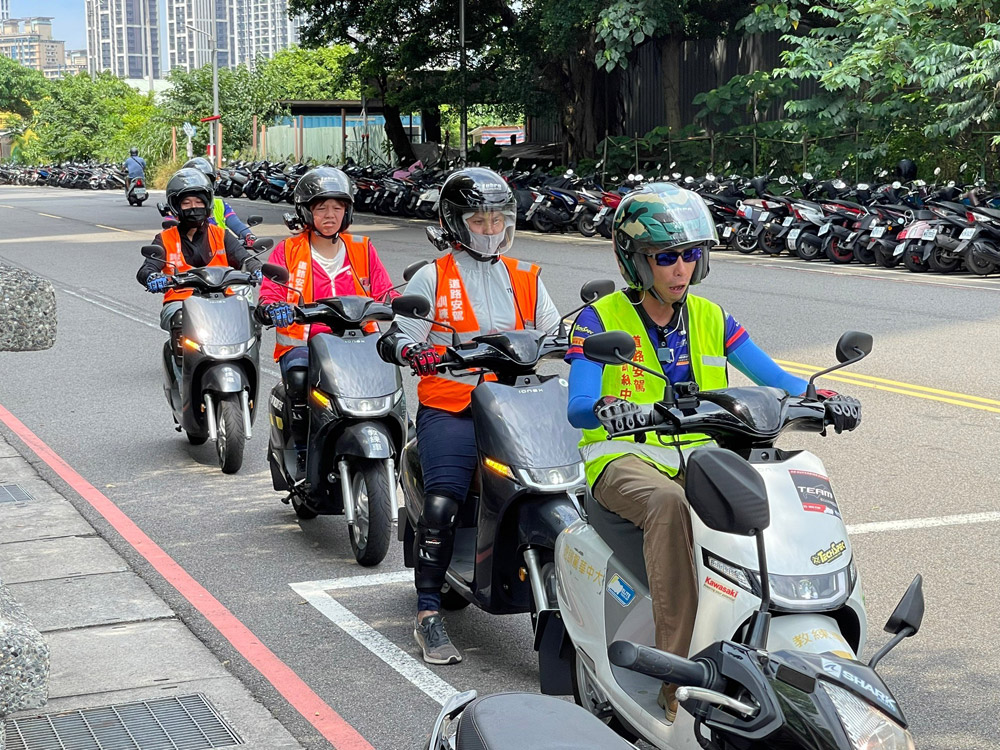 教練帶領學員道路安駕訓練