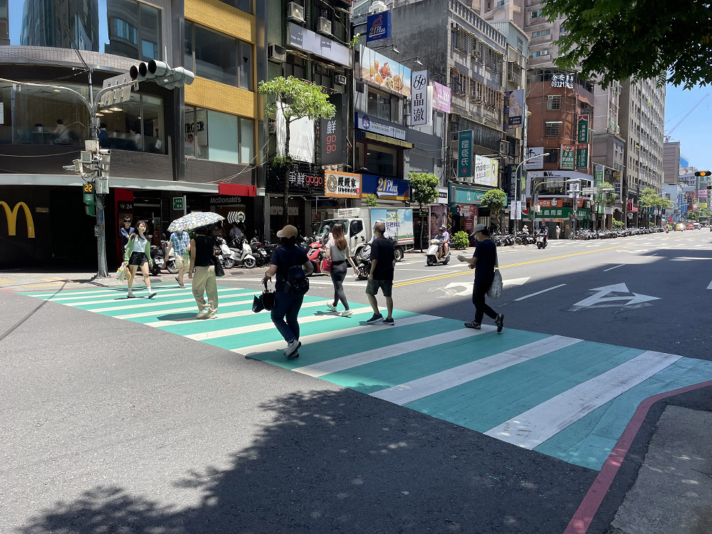 捷運站出口行穿線也擴大並增加綠底