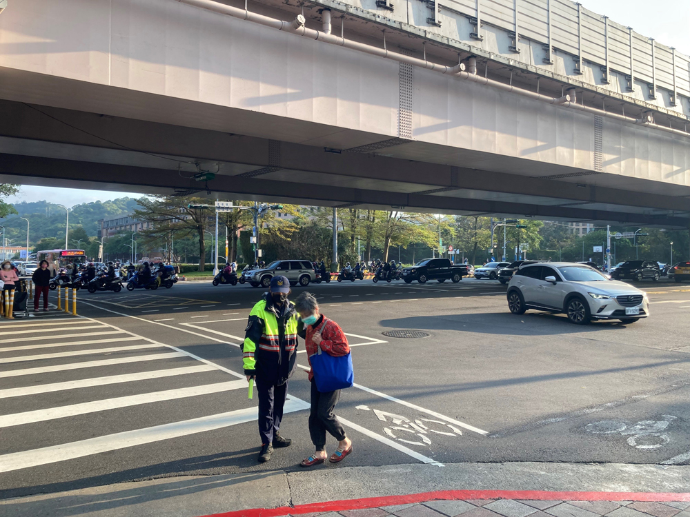 行經路口勿搶快，停讓行人優先行"