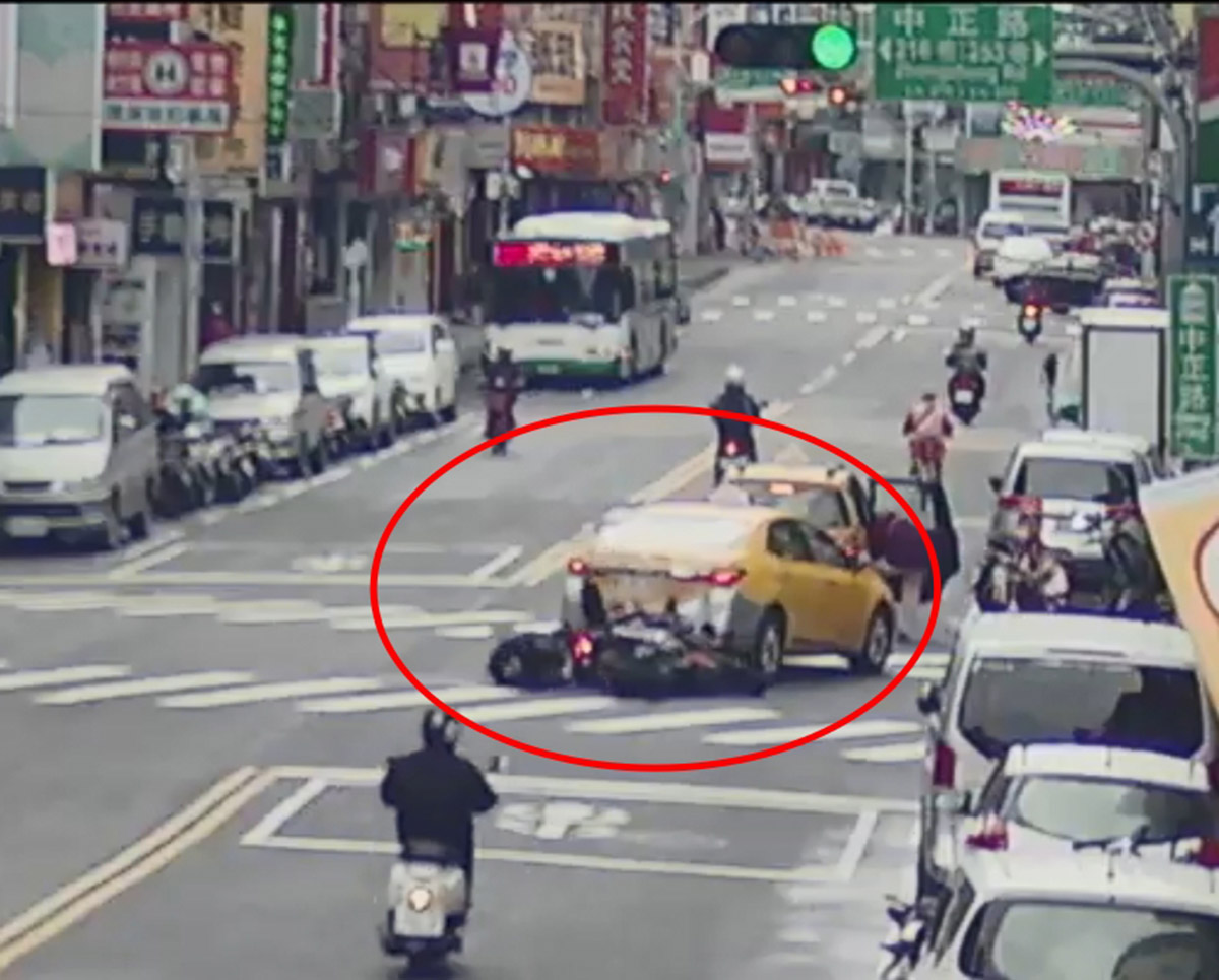 違反道路交通安全規則第102條第1項第4款規定「右轉彎時,應距交岔路口三十公尺前顯示方向燈或手勢,換入外側車道、右轉車道或慢車道,駛至路口後再行右轉」示意圖