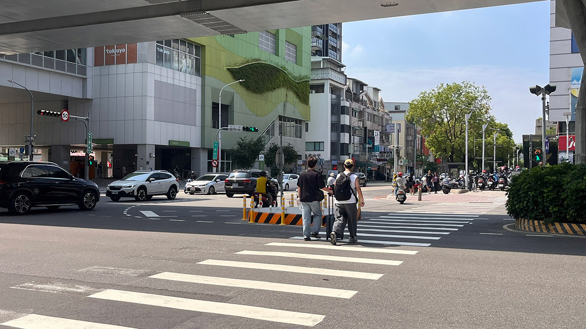 小綠人閃爍時應避免跨入路口